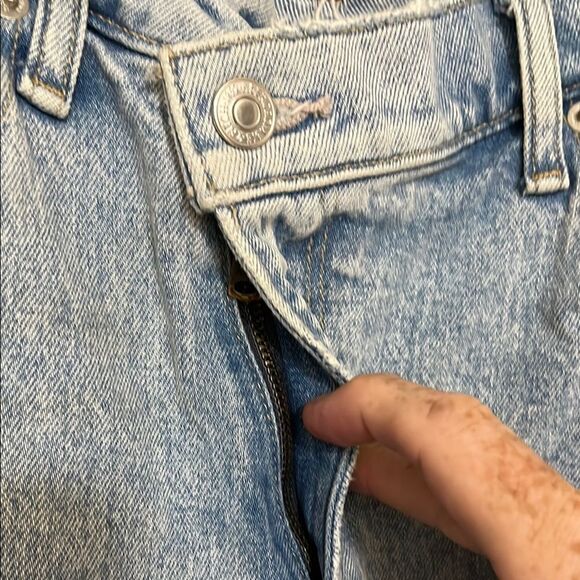 Abercrombie + Fitch The 90’s Straight Ultra High Rise Distressed Denim Jeans - Picture 4 of 12